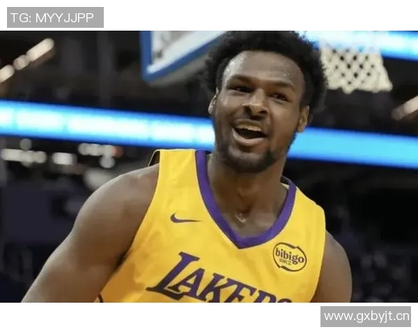 布朗尼坦言上场机会有限期待通过努力防守赢得更多信任与时间