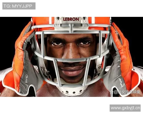 詹姆斯重温青春岁月与高中队友合影穿橄榄球队服引发回忆