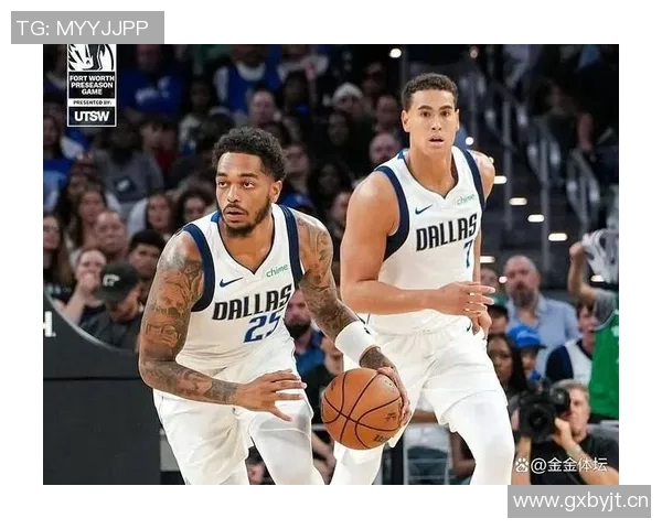 独行侠训练照曝光弗拉格与安东尼戴维斯激烈对抗展现竞争精神