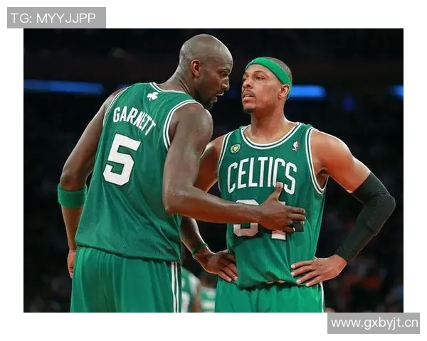 皮尔斯与女主持探讨男友点赞大屁股女是否算出轨引发热议