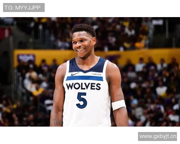 爱德华兹复出状态低迷半场仅得5分2助攻表现令人失望 爱德华兹复出状态低迷半场仅得5分2助攻表现令人失望