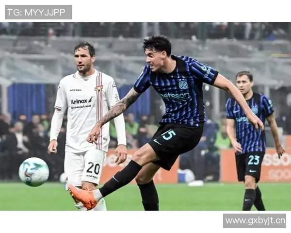 国米主场球迷为J马丁内斯加油助威助其走出车祸阴影重返赛场 国米主场球迷为J马丁内斯加油助威助其走出车祸阴影重返赛场