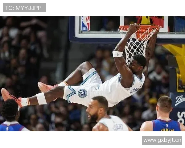 爱德华兹首节表现抢眼8投4中三分球命中率高达40贡献14分助力球队进攻