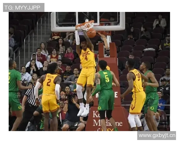 詹姆斯重温青春岁月与高中队友合影穿橄榄球队服引发回忆