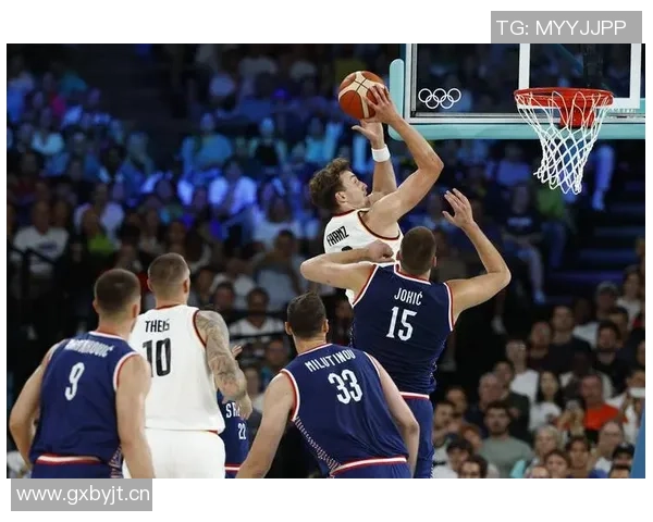 双塔组合表现出色小莫布里与阿伦半场联手贡献15分8篮板助力球队