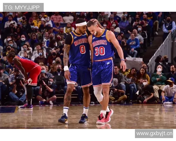 小佩顿分享比赛策略：传球给库里并为他设置挡拆的有效战术