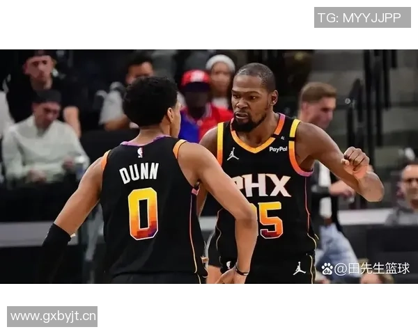 杜兰特表现稳定半场8投5中贡献11分5助攻助力球队争胜