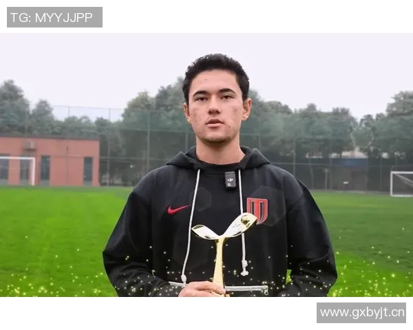 今日趣图：王钰栋头发被遮住后竟然神似姆巴佩引发网友热议