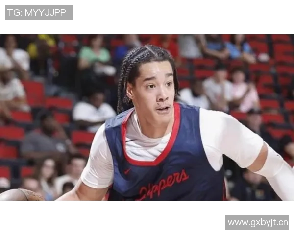 泰伦卢赞尼德豪泽拼劲十足能量满满抢板盖帽表现出色贡献六个进攻篮板